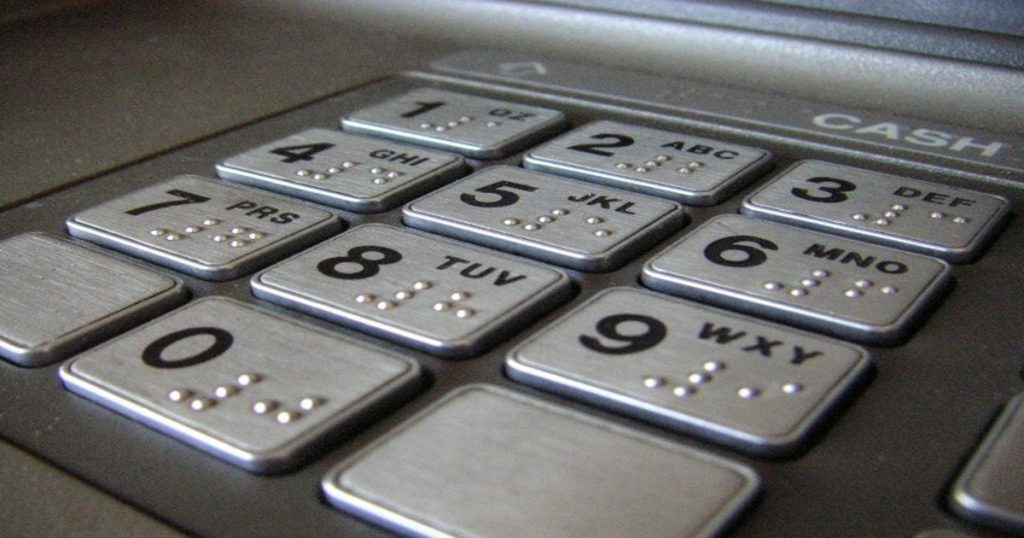Detailní záběr na klávesnici bankomatu.
