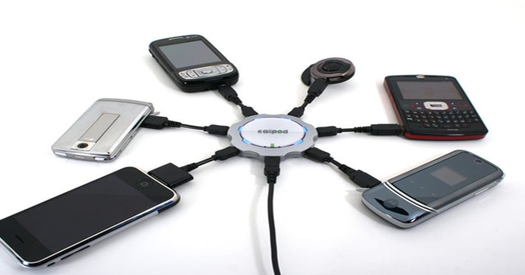 mobilní telefony připojené k nabíječkám tvoří kruh s centrálním nabíjením