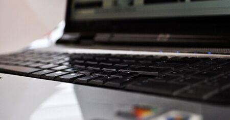 Nabíjíte svůj notebook tímto způsobem? Pak budete muset zaplatit 25 000 Kč