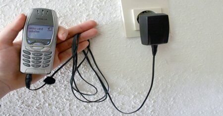 Nabíjel si telefon, pak dostal pokutu 100 000 Kč. Stát se to může i vám, na tuto chybu je třeba si dát pozor