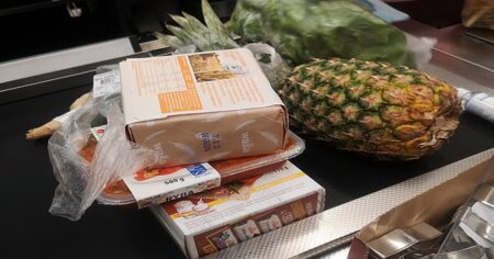 Poplatek za papírové letáky: Kdo si ceny v obchodech nezjistí elektronicky, musí počítat s novou přirážkou