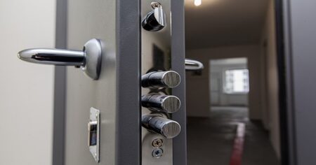 Varování: Čechům hrozí, že se jim letos zloději vloupou do bytu za pomoci telefonu. Kdo si nedá pozor, přijde o vše