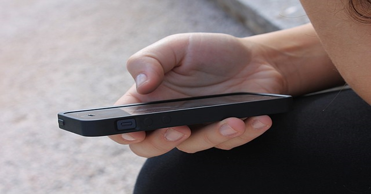 Češi dostávají hromadně SMS zprávy od státu: Vypadají nevinně, ale jejich přečtení končí ztrátou peněz na bankovním účtu