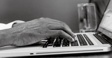 Připravte se, stát nám bude kontrolovat bankovní účty. Kdo tam bude mít moc peněz, ten má problém