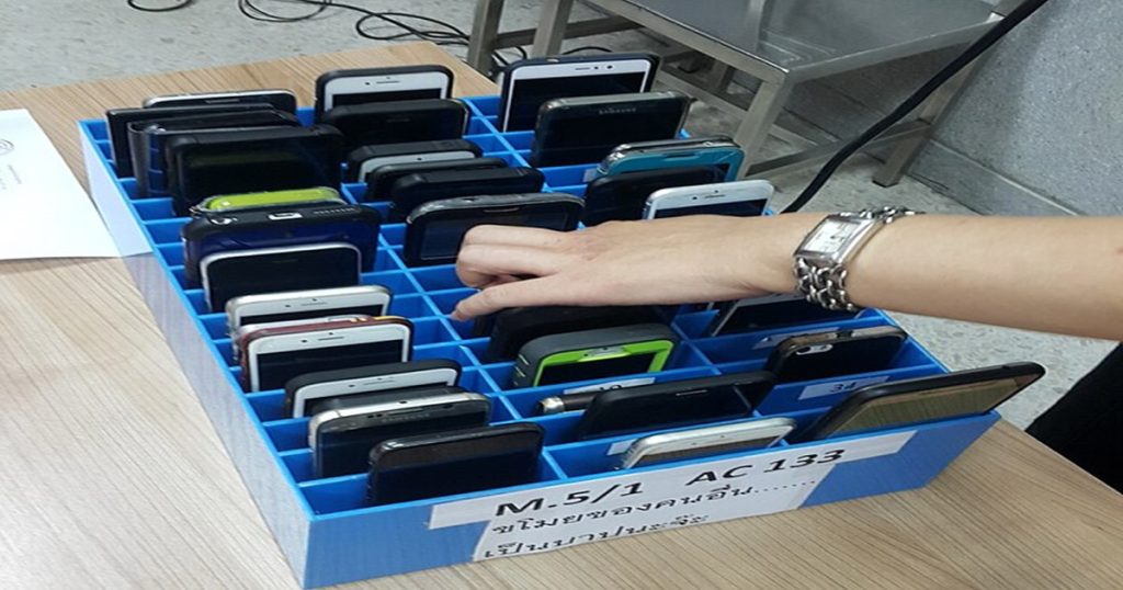 zákaz telefonů, speciální úschovný box na telefony studentů
