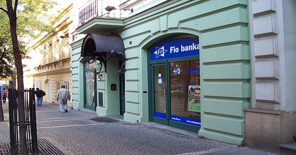 Pobočka Fio banky, vchod z ulice