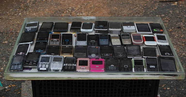 telefony ve školách