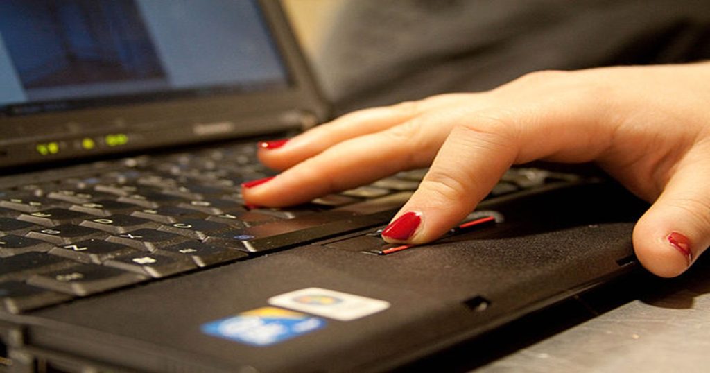 prodej na internetu, ruka ženy na klávesnici