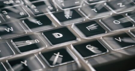 Českem se šíří nebezpečná falešná videa: Kradou peníze z účtů, obětí se může stát každý