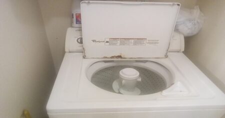 Jedno zmáčknutí tlačítka na pračce může ušetřit 6 000 Kč. Jde o trik, který nám prodejci neřeknou