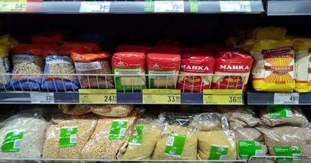 Nové cedulky v českých obchodech: Budou jenom elektronické. Hlavně důchodci s tím budou mít problém