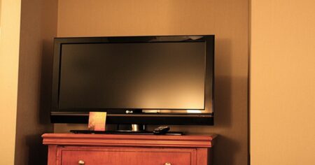 Vlastníte televizi? Připravte se na povinný poplatek 660 Kč, který zasáhne všechny domácnosti