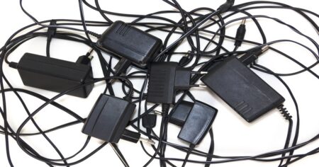 Kvůli nabíječce na telefon přišel o střechu nad hlavou. Je velmi nebezpečná, možná ji používáte i vy