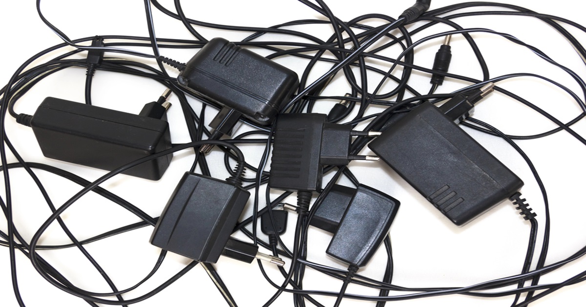 Kvůli nabíječce na telefon přišel o střechu nad hlavou. Je velmi nebezpečná, možná ji používáte i vy