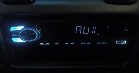 Rádio v autě pod palbou pokut: Za poslech hudby jsou teď vysoké sankce. Češi platí jako mourovatí kvůli neznalosti zákona