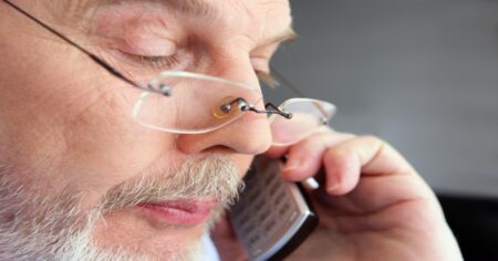 České banky si připravily nové nepříjemné poplatky: Všichni si připlatíme, hlavně důchodci