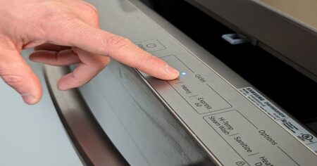 Skrytá funkce myčky, o které výrobci mlčí: Myčka umyje nádobí mnohem lépe, stačí udělat maličkou úpravu