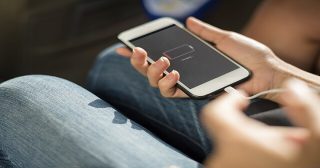 Nabíjení mobilu přes noc drží baterii pod napětím i po dosažení sta procent. Elektrolyt se při tom pomalu rozkládá