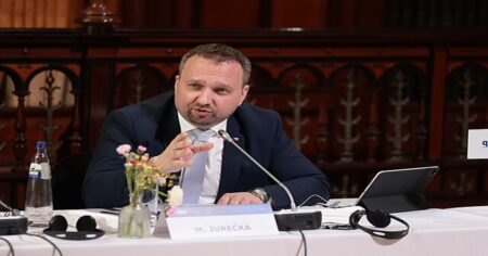 Ministr práce: Čechům budeme kontrolovat bankovní účty, na mnohé čekají velké problémy