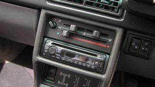 Za hudbu v autě pokuta: Nejde o vtip, obzvlášť pokud bude nahlas hrozí problémy s policií