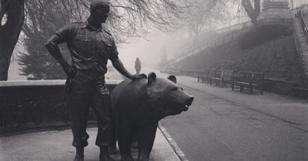 Desátník Wojtek: Medvěd, který vojákům nosil munici, spal s nimi ve stanu a pil s nimi pivo