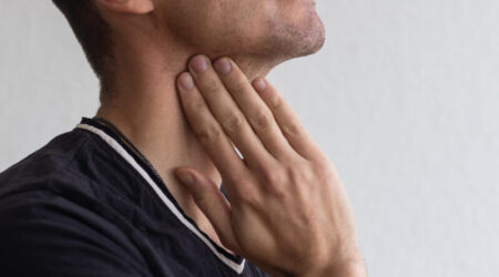 Začal škytat, pak 68 let nemohl přestat: Pro někoho noční můra, Charles Osborne si i přes to dokázal život užít