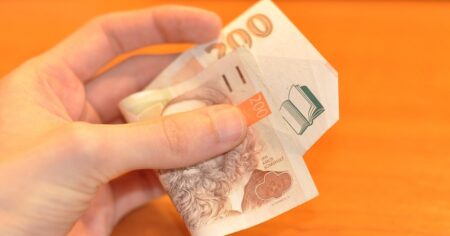 Dvoustovka, která má cenu milionů. Zaplatit s ní za rohlíky je fatální chyba