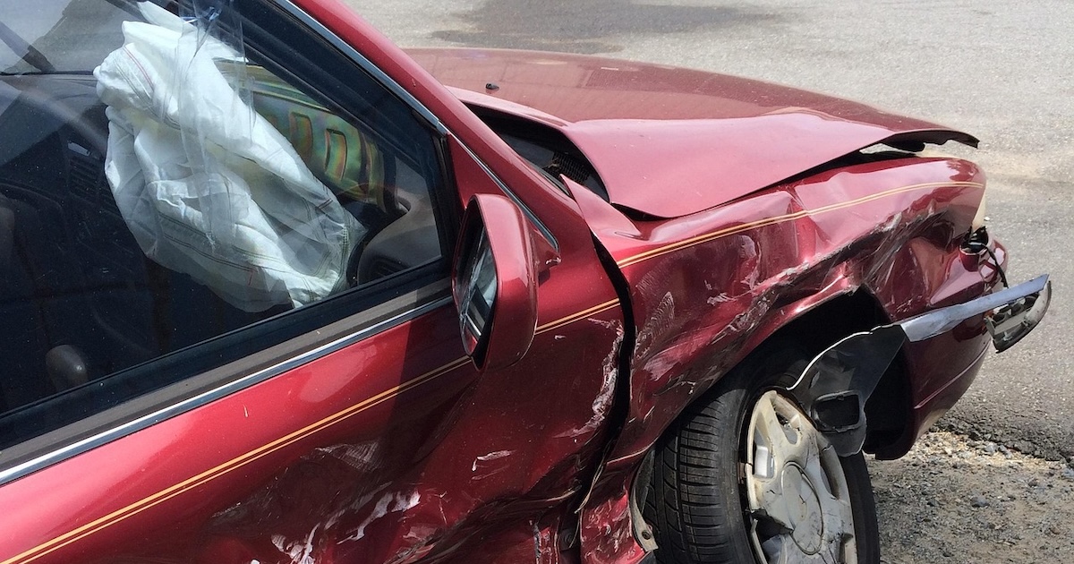 Bílý ručník na zpětném zrcátku: Nenápadný signál pro řidiče i policii