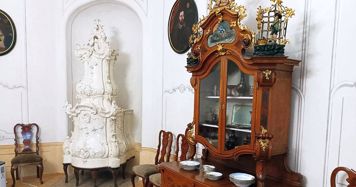 Pyšní se nádhernými sály jako vídeňský Schönbrunn, přesto ho Češi obcházejí obloukem. Lokalita je odrazuje neprávem