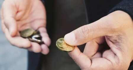 Nenápadná dvacetikoruna může mít hodnotu půl milionu Kč. Rozhoduje detail, na který je potřeba se zaměřit