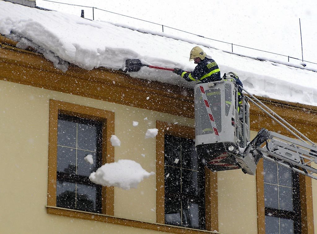 Zima bez slitování: Sníh a led ze střechy mohou zničit život i peněženku. Kdo nese odpovědnost?