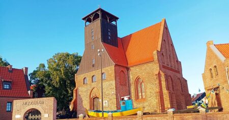Davy Čechů v Helu opakují stejnou chybu. Neodbočí z promenády a míjejí tak unikátní památku