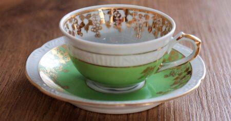 Možná pijete kávu z pokladu. Obyčejný hrnek z kredence může mít cenu auta