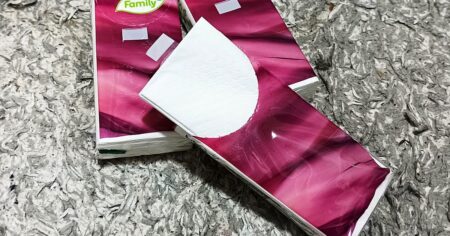 Papírové kapesníky nenávratně mizí v propadlišti dějin. Češi našli bezkonkurenční náhradu