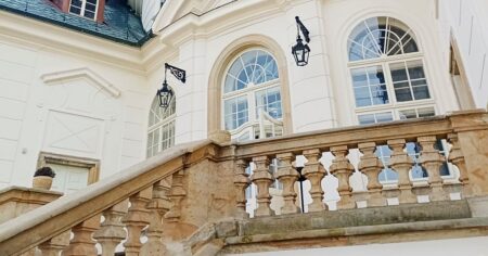 Kam se hrabe Zelená hora. Tento český zámek má překrásné interiéry, přesto zůstává zcela stranou zájmu