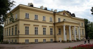 V zámku v Kostelci nad Orlicí chovali komunisté prasata. Dnes tam žije hrabě Kinský a opravuje cihlu po cihle