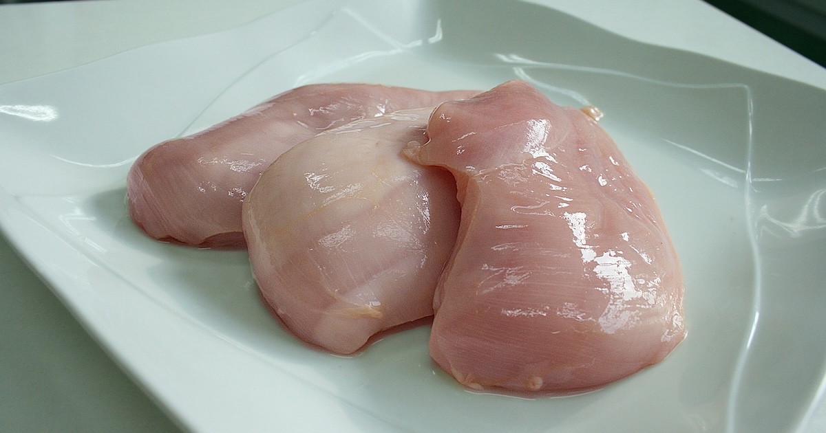 Maso v mrazáku může zkazit víc než jen chuť. Jak poznat, kdy už ho radši vyhodit?