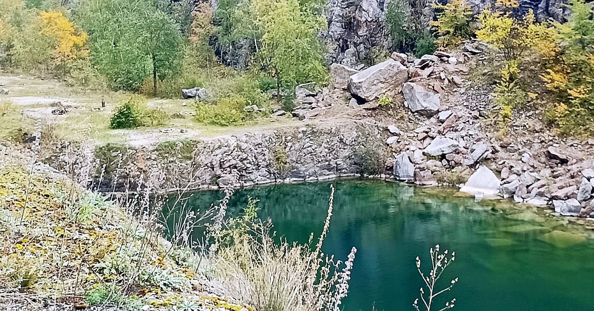 Lom Velká Amerika: Proč platí přísný zákaz vstupu na dno kaňonu a jaká jsou rizika. Za vše může složení zdejších hornin
