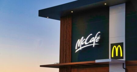 Cedule v pražském McDonald’s pobavila Británii. Nikdo netuší, odkud se vzala