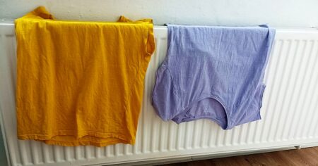 Češi při sušení prádla doma hrubě chybují. Dávat oblečení na topení není vůbec dobrý nápad