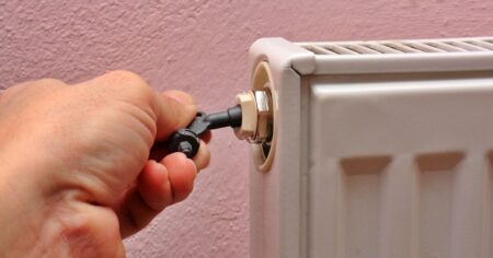 Studený spodek radiátoru dokáže z domácnosti udělat ledárnu. Situace má ale jednoduché vysvětlení a řešení