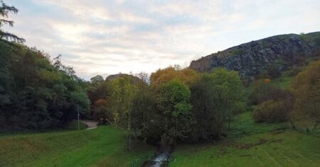 Za divočinou nemusíte na Balkán. Strmé srázy plné zeleně najdete i v centru Čech. Dojedete tam MHD