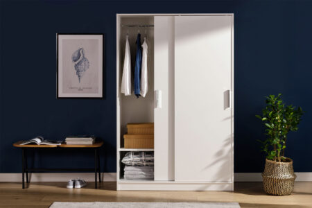 Skříně s posuvnými dveřmi nebo klasické? Výhody a nevýhody obou řešení