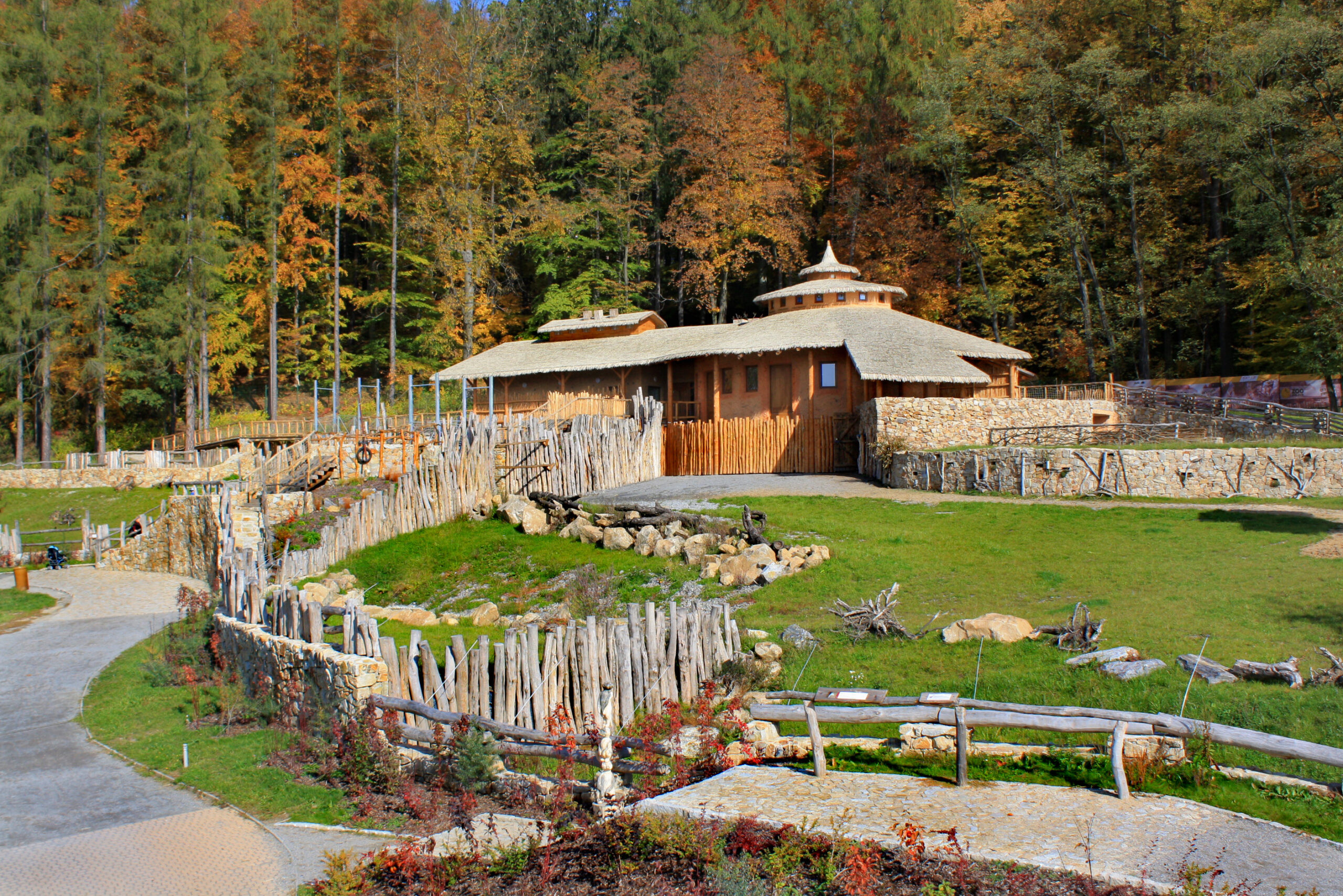 Česko má nejkrásnější zoo v Evropě. Přesto ji zná jen málo lidí, mříže tu nehledejte