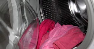 Eco 60 na pračce většinou pere na 30 °C. Číslo na displeji neznamená teplotu, ale rozsah prádla, které zvládne