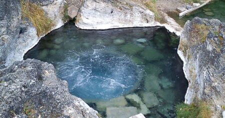 Když mrzne, skočte do horka: Tipy na zimní termály, které vás nebudou stát ani korunu