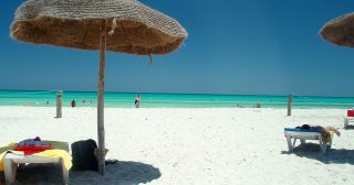 Levnější než Chorvatsko, ovšem s nádherně bílými plážemi a čistým mořem. Perla Středomoří naštěstí zatím zůstává stranou zájmu