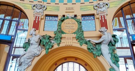 Zahraniční turisté domů posílají nadšené selfie, Češi tento klenot v srdci Prahy míjejí. Stačí zvednout hlavu