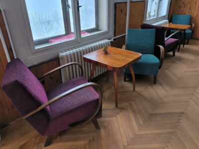 Nevyhazujte zbytečně jmění do popelnice. Vzácný nábytek může na první pohled vypadat obyčejně, opak je ale pravdou