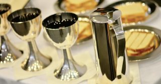 Malý kalíšek z kredence může změnit váš život. Sběratelé po něm prahnou na nabízejí přes 700 milionů Kč